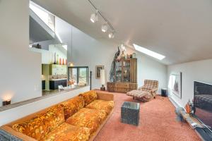 un soggiorno con un divano e una TV di Boulder Barrett House on Mtn Peak with Hot Tub a Boulder