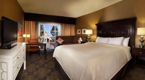 Pokój hotelowy z dużym łóżkiem i telewizorem w obiekcie Hilton Santa Fe Historic Plaza w mieście Santa Fe