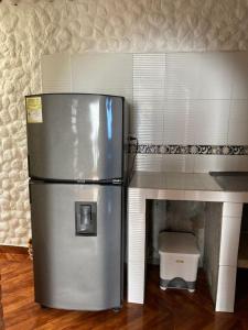 un frigorifero in acciaio inossidabile in una cucina giocattolo di Casa Montañita del RIO a Aratoca