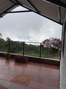 una veranda schermata con vista su un campo di Casa Montañita del RIO a Aratoca