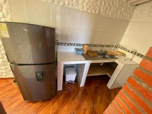 una piccola cucina con frigorifero in acciaio inossidabile di Casa Montañita del RIO a Aratoca