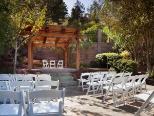 un grupo de sillas blancas y un cenador en Hilton Santa Cruz Scotts Valley en Santa Cruz