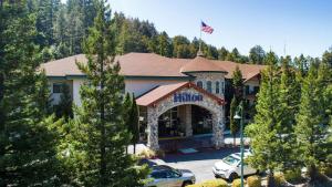 a hotel with cars parked in a parking lot at Hilton Santa Cruz Scotts Valley in Santa Cruz