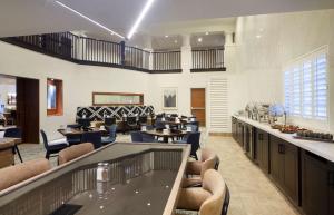 a restaurant with tables and chairs in a room at Hilton Santa Cruz Scotts Valley in Santa Cruz