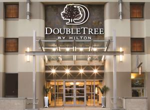 Um edifício com uma placa que diz "Double Tree" de Hilton. em DoubleTree by Hilton Hotel & Suites Pittsburgh Downtown em Pittsburgh