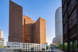 un grupo de edificios altos en una ciudad en DoubleTree by Hilton Hotel & Suites Pittsburgh Downtown, en Pittsburgh