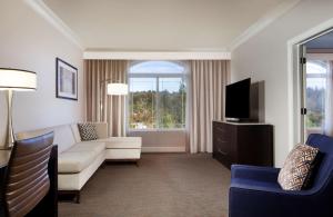 a living room with a couch and a tv at Hilton Santa Cruz Scotts Valley in Santa Cruz