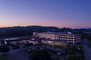 una vista aérea de un edificio con aparcamiento en DoubleTree by Hilton Pittsburgh - Cranberry, en Cranberry Township