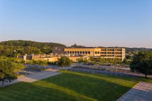 蔓越莓乡DoubleTree by Hilton Pittsburgh - Cranberry的享有带公园的学校建筑的空中景致