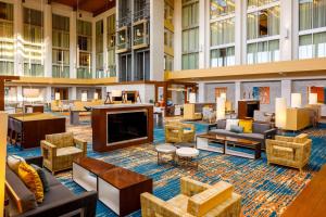 eine Hotellobby mit Sofas und einem großen TV in der Unterkunft DoubleTree by Hilton Pittsburgh - Cranberry in Cranberry Township