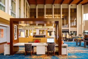 DoubleTree by Hilton Pittsburgh - Cranberry餐厅或其他用餐的地方