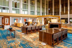 DoubleTree by Hilton Pittsburgh - Cranberry的电视和/或娱乐中心