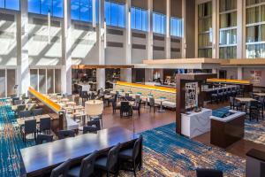 DoubleTree by Hilton Pittsburgh - Cranberry餐厅或其他用餐的地方