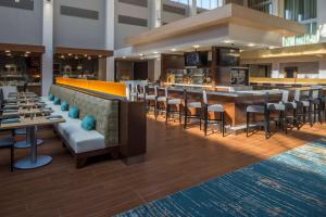 DoubleTree by Hilton Pittsburgh - Cranberry餐厅或其他用餐的地方