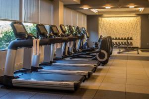 DoubleTree by Hilton Pittsburgh - Cranberry的健身中心和/或健身设施