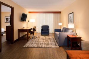 DoubleTree by Hilton Pittsburgh - Cranberry的电视和/或娱乐中心