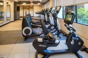 DoubleTree by Hilton Pittsburgh - Cranberry的健身中心和/或健身设施