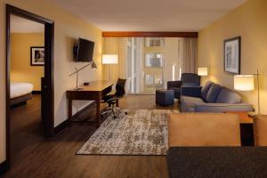 DoubleTree by Hilton Pittsburgh - Cranberry的电视和/或娱乐中心