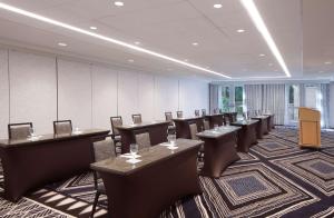 a row of tables and chairs in a room at Hilton Santa Cruz Scotts Valley in Santa Cruz +37 photos