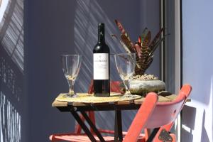 リスボンにあるEnjoy Lisbon Graçaのワイン1本とグラス2杯付きのテーブル