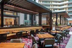 a restaurant with tables and chairs in a building at Embassy Suites by Hilton Walnut Creek in Walnut Creek