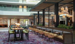 a restaurant with tables and chairs in a building at Embassy Suites by Hilton Walnut Creek in Walnut Creek