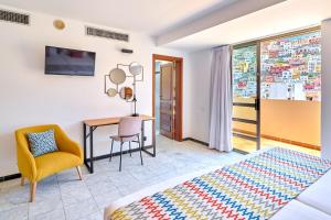 a bedroom with a bed and a desk and a chair at Hotel Torre Del Conde in San Sebastián de la Gomera