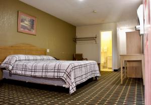 Postel nebo postele na pokoji v ubytování Executive Inn of Arlington, Near AT&T Stadium