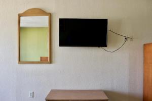 TV a/nebo společenská místnost v ubytování Executive Inn of Arlington, Near AT&T Stadium