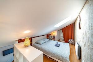 una piccola camera con letto e scrivania di Le Cocoon-4pers avec mezzanine-Cusset Villeurbanne a Villeurbanne