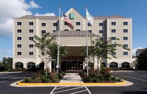 a hotel with two flags in a parking lot at Embassy Suites by Hilton Dulles Airport in Herndon