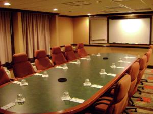 una sala de conferencias con una mesa grande y sillas en DoubleTree by Hilton Columbus/Worthington, en Worthington