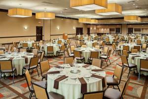 un salón de banquetes con mesas y sillas blancas en DoubleTree by Hilton Columbus/Worthington, en Worthington