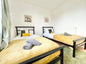 Кровать или кровати в номере Town Centre Flat- Great for Contractors - Sleeps 4 - FREE Parking