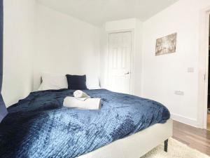 a bedroom with a bed with a blue blanket at Town Centre Flat- Great for Contractors - Sleeps 4 - FREE Parking in Southampton