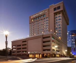 un edificio de hotel en una calle de la ciudad por la noche en DoubleTree by Hilton El Paso Downtown, en El Paso