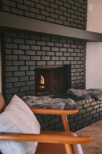 Postel nebo postele na pokoji v ubytování Fireside Inn on Moonstone Beach