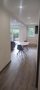 uma sala de estar com uma mesa e duas cadeiras em meublé neuf avec jardin em Clairvaux-les-Lacs