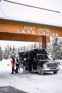 eine Gruppe von Menschen, die in ein Posthotel am See kommen in der Unterkunft Post Hotel & Spa in Lake Louise