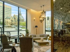 The Peregrine Omaha Downtown Curio Collection By Hilton的休息区
