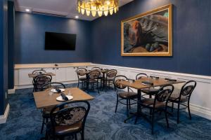 The Peregrine Omaha Downtown Curio Collection By Hilton的电视和/或娱乐中心
