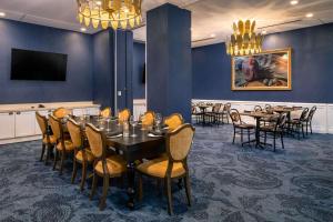 The Peregrine Omaha Downtown Curio Collection By Hilton的电视和/或娱乐中心