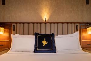The Peregrine Omaha Downtown Curio Collection By Hilton客房内的一张或多张床位