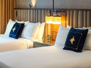 The Peregrine Omaha Downtown Curio Collection By Hilton客房内的一张或多张床位