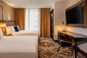 The Peregrine Omaha Downtown Curio Collection By Hilton客房内的一张或多张床位