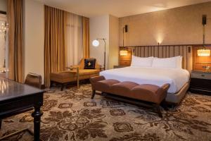 The Peregrine Omaha Downtown Curio Collection By Hilton客房内的一张或多张床位