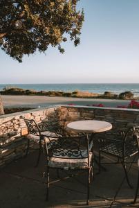 une table et des chaises avec l'océan en arrière-plan dans l'établissement Fireside Inn on Moonstone Beach, à Cambria
