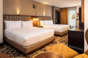 The Peregrine Omaha Downtown Curio Collection By Hilton客房内的一张或多张床位
