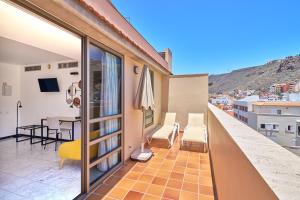 a balcony with a view of a table and chairs at Hotel Torre Del Conde in San Sebastián de la Gomera