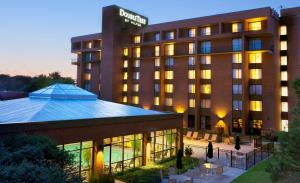 东叙拉古DoubleTree by Hilton Hotel Syracuse的汉普顿杜勒姆套房的 ⁇ 染